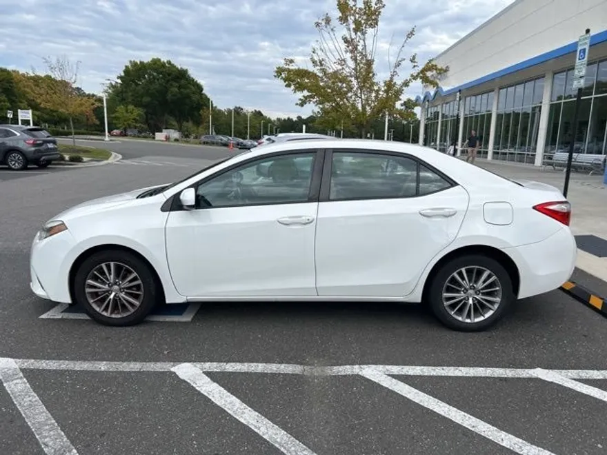 2014 Toyota Corolla LE Plus photo 1