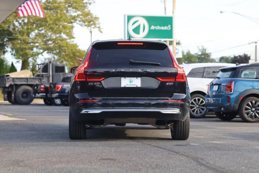2023 Volvo XC60 B5 Ultimate photo 1
