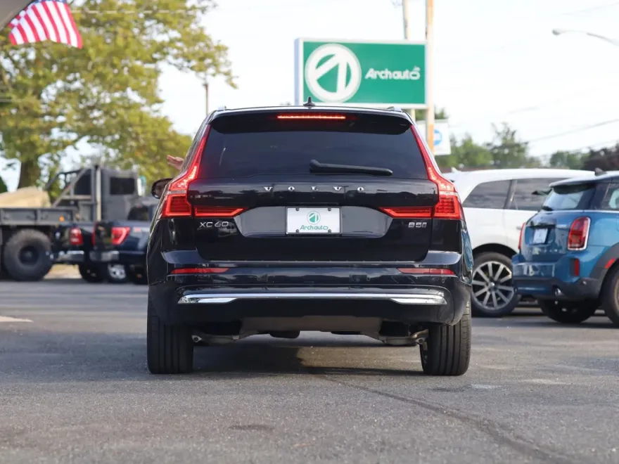 2023 Volvo XC60 B5 Ultimate photo 1
