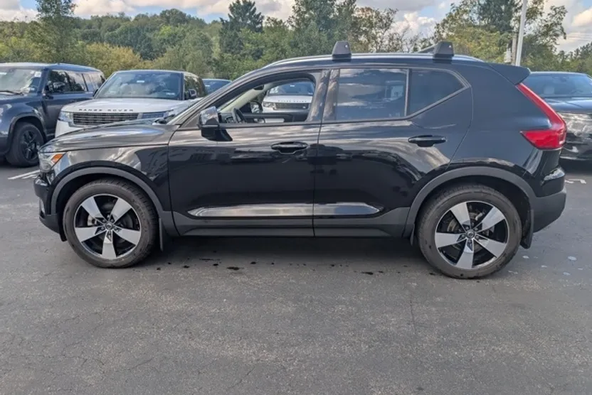 2020 Volvo XC40 Momentum photo 1