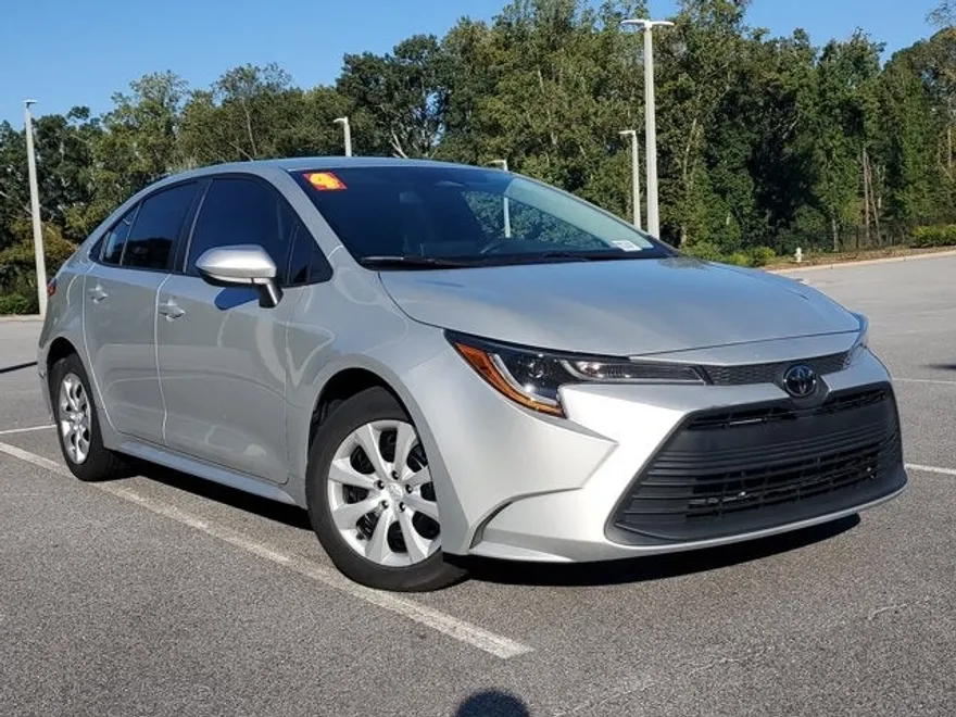 2024 Toyota Corolla LE photo 1