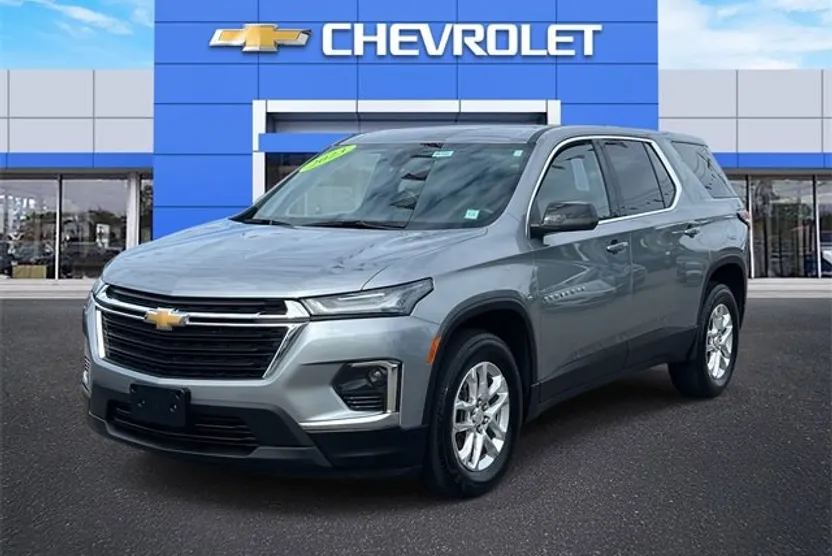 2023 Chevrolet Traverse LS photo 1