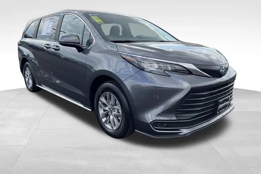 2025 Toyota Sienna LE photo 1