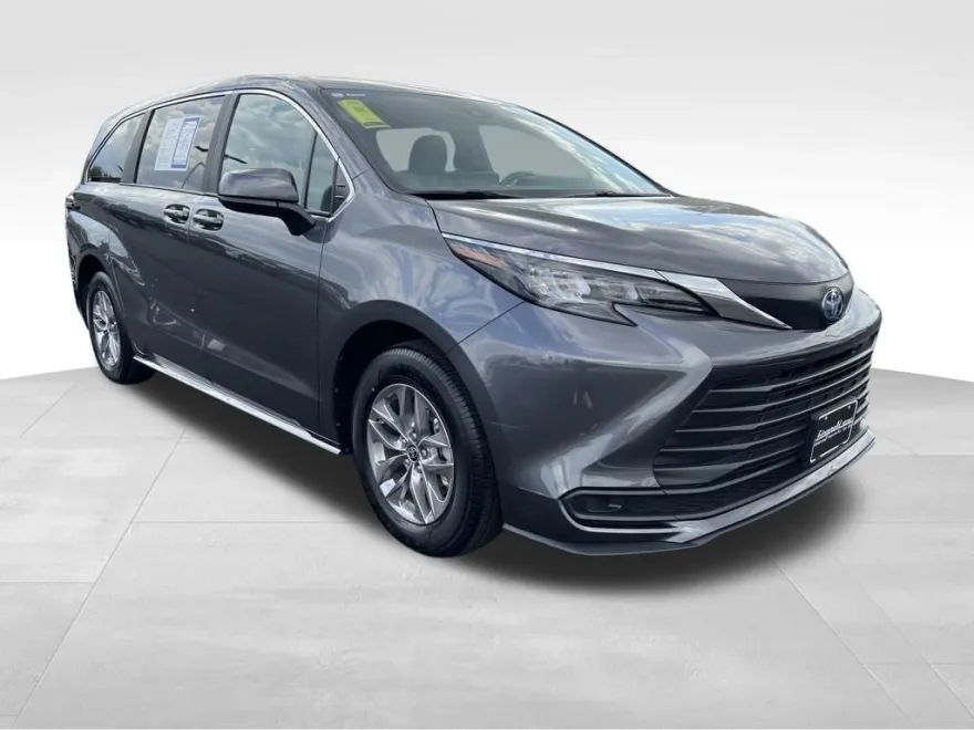 2025 Toyota Sienna LE photo 1