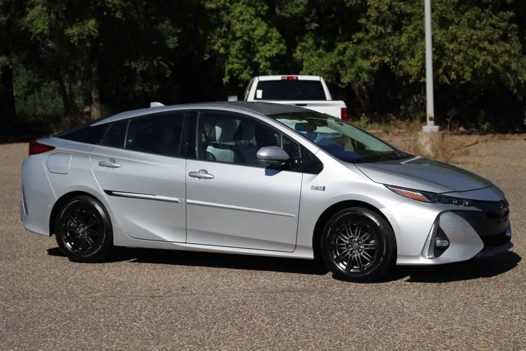 2017 Toyota Prius Prime photo 1