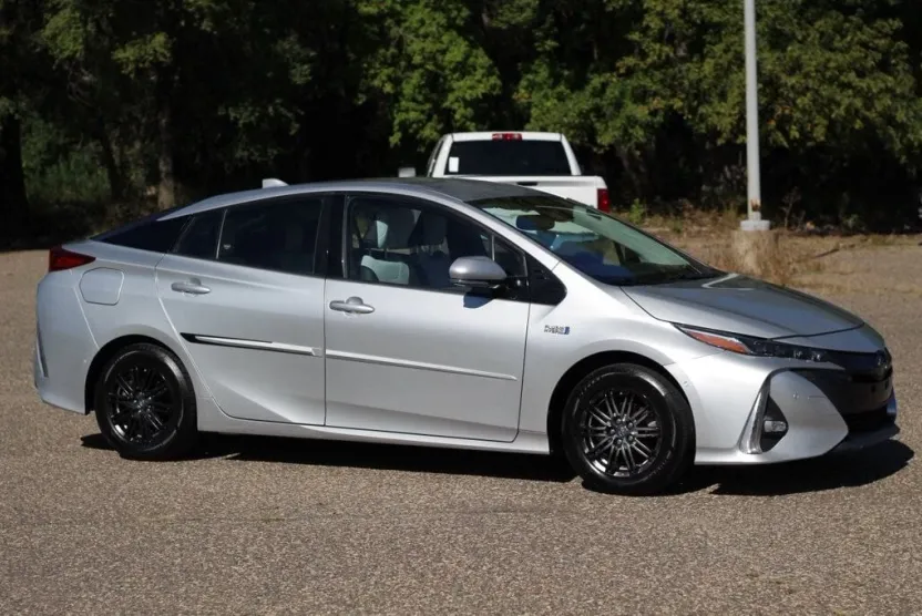 2017 Toyota Prius Prime photo 1