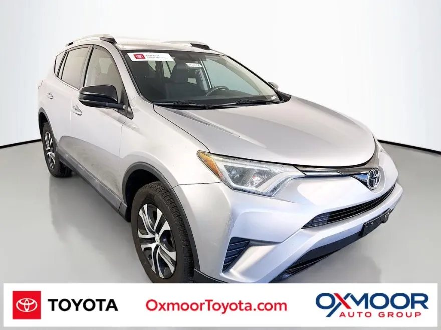 2016 Toyota RAV4 LE photo 1