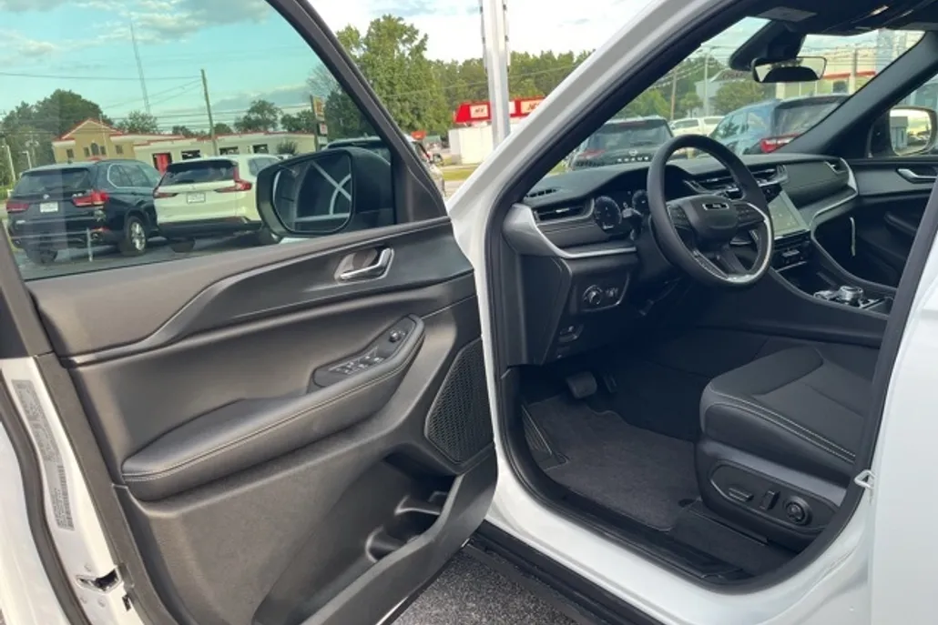 2025 Jeep Grand Cherokee Laredo X photo 1