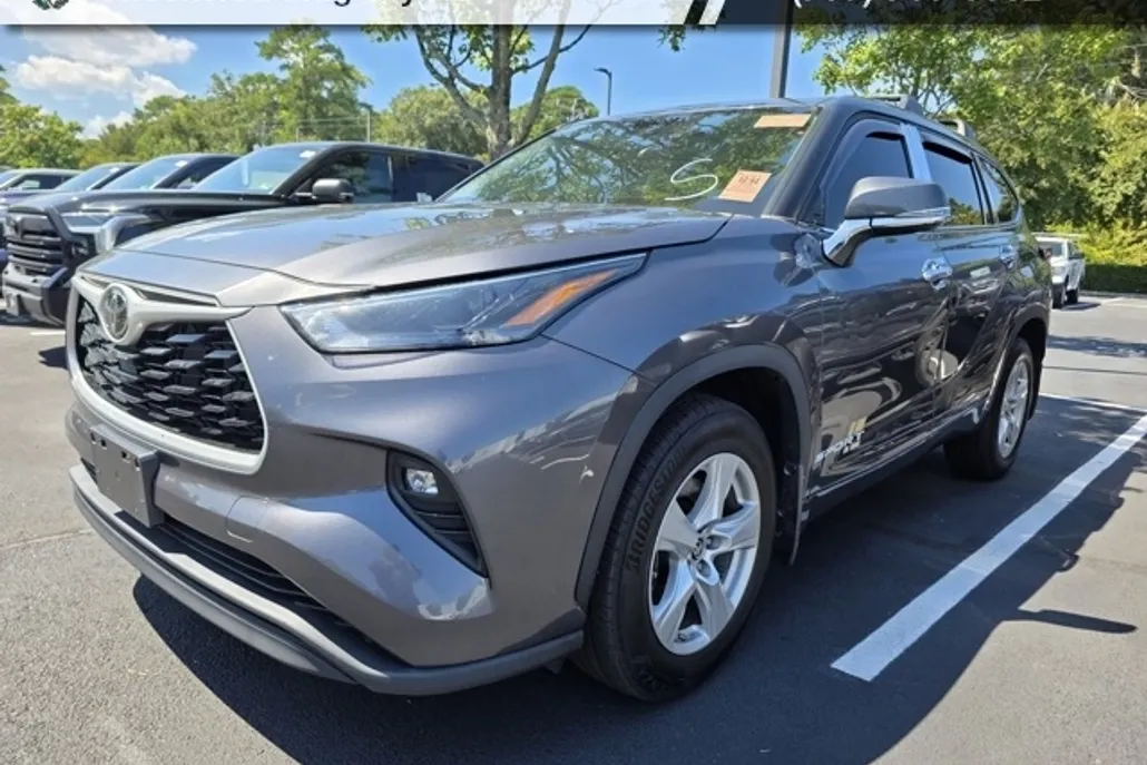 2022 Toyota Highlander LE photo 1