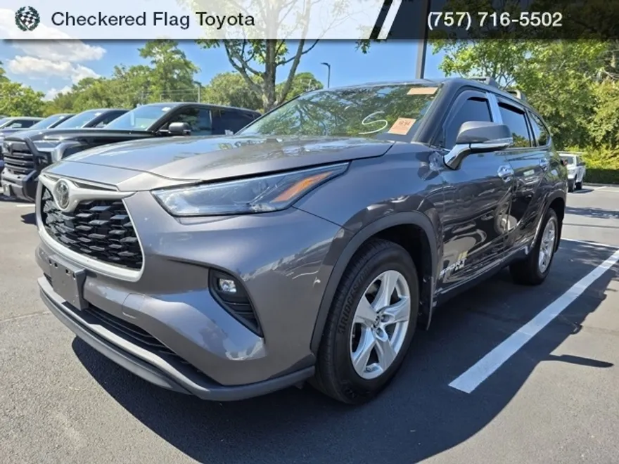 2022 Toyota Highlander LE photo 1