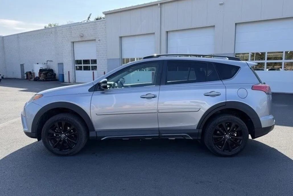 2018 Toyota RAV4 Adventure photo 1