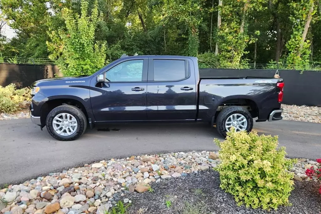 2023 Chevrolet Silverado 1500 LT photo 1