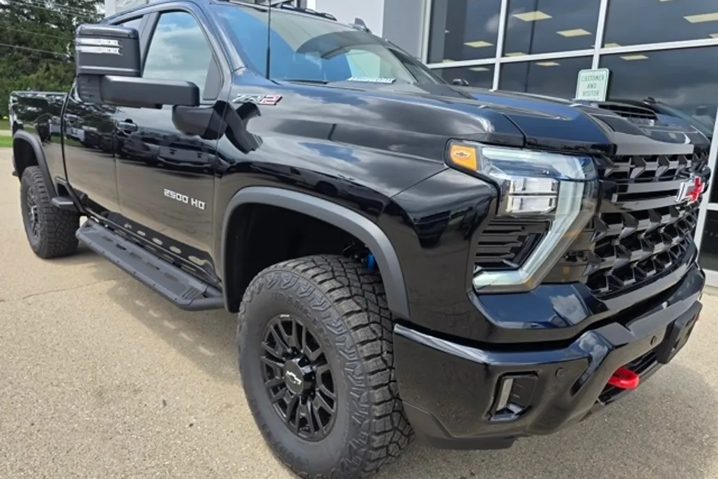 2025 Chevrolet Silverado 2500HD ZR2 photo 1