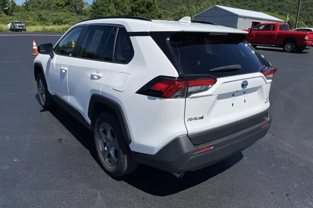 2023 Toyota RAV4 Hybrid LE photo 1