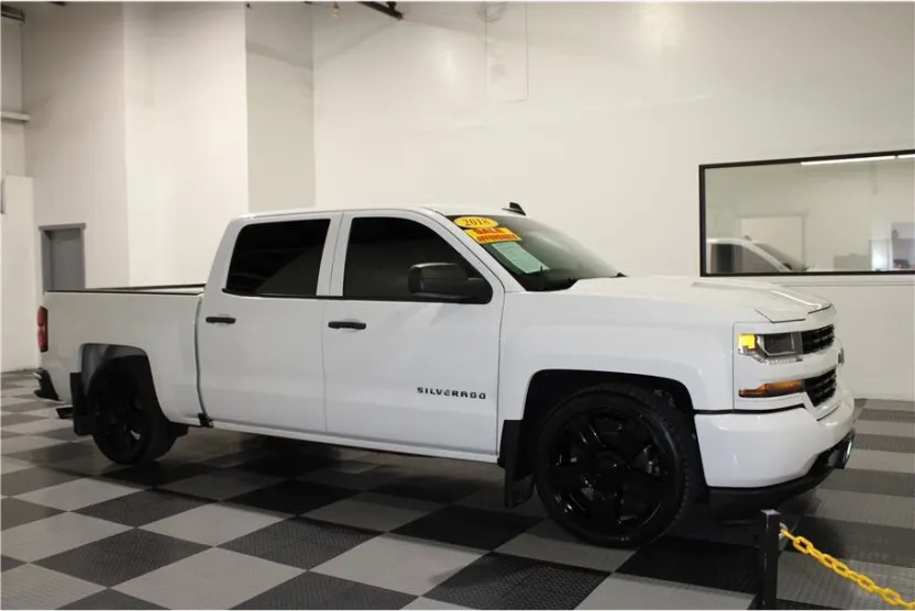 2018 Chevrolet Silverado 1500 Custom photo 1