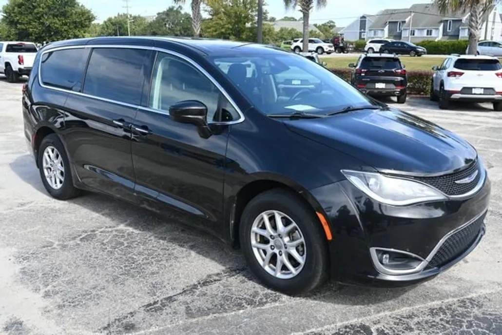 2020 Chrysler Pacifica Touring photo 1