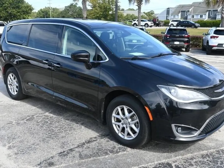 2020 Chrysler Pacifica Touring photo 1