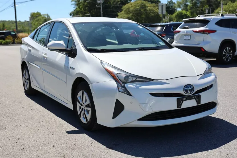 2017 Toyota Prius Four photo 1