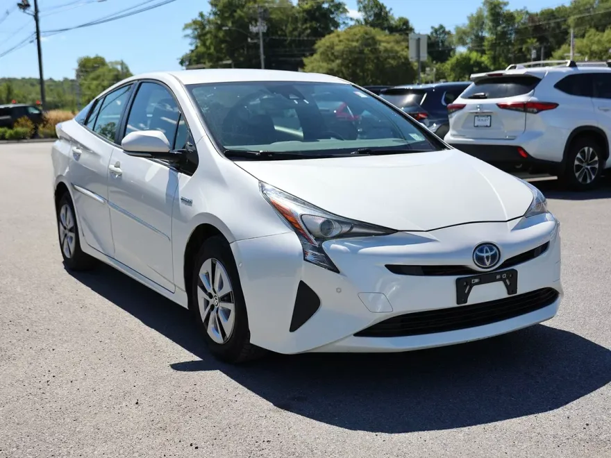 2017 Toyota Prius Four photo 1
