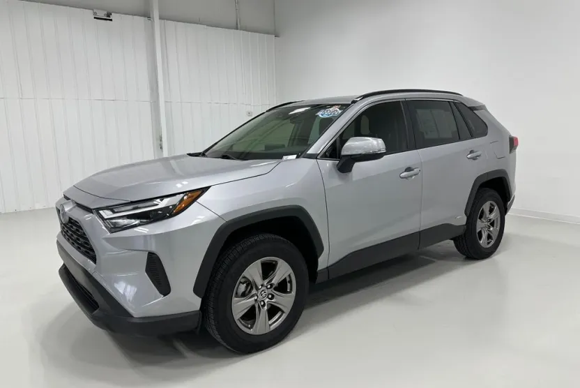 2024 Toyota RAV4 Hybrid XLE photo 1