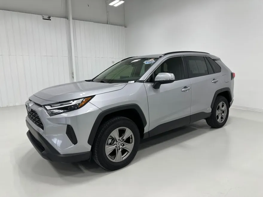 2024 Toyota RAV4 Hybrid XLE photo 1