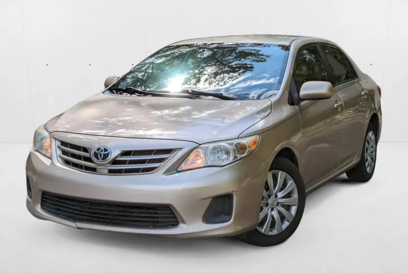 2013 Toyota Corolla LE photo 1