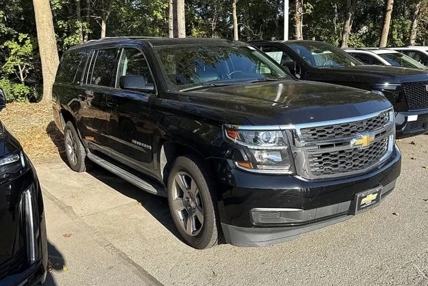 2016 Chevrolet Suburban LT photo 1