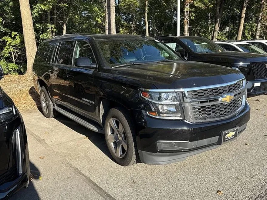 2016 Chevrolet Suburban LT photo 1