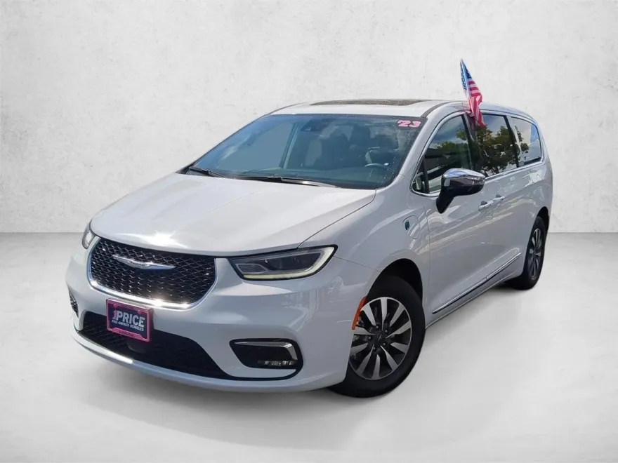 2023 Chrysler Pacifica Hybrid Limited photo 1