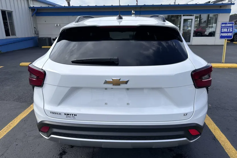 2025 Chevrolet Trax LT photo 1