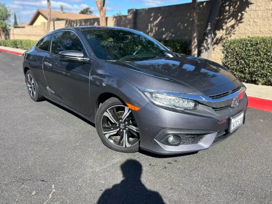 2017 Honda Civic Touring photo 1