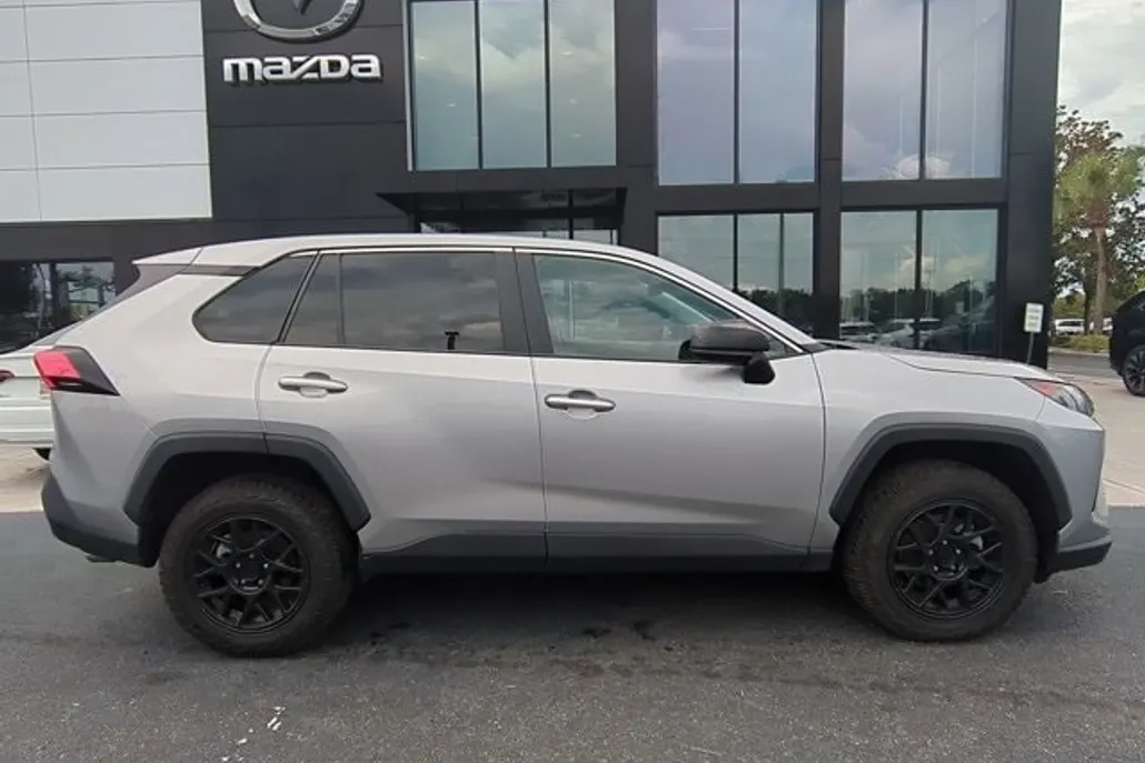 2022 Toyota RAV4 LE photo 1