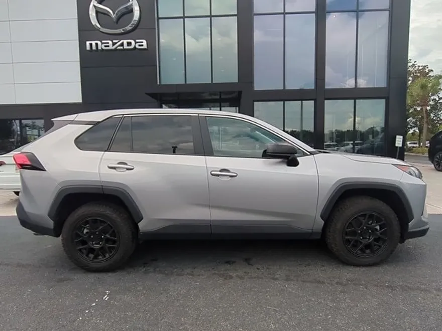 2022 Toyota RAV4 LE photo 1