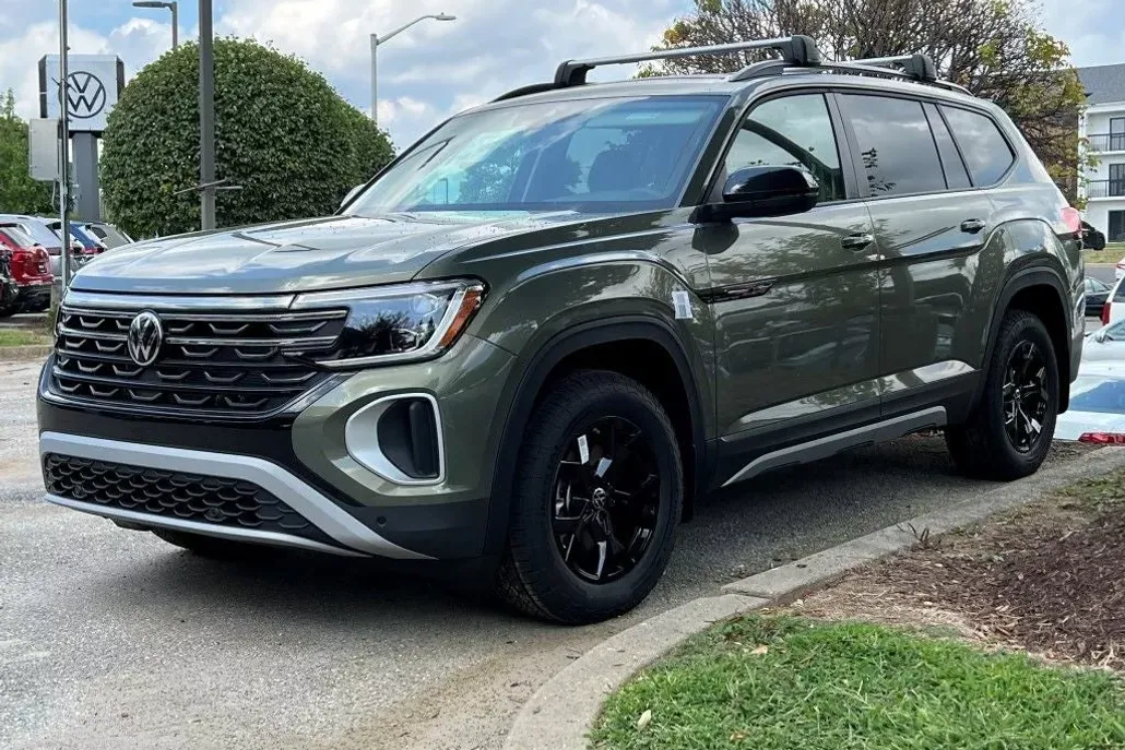 2025 Volkswagen Atlas Peak Edition SE photo 1