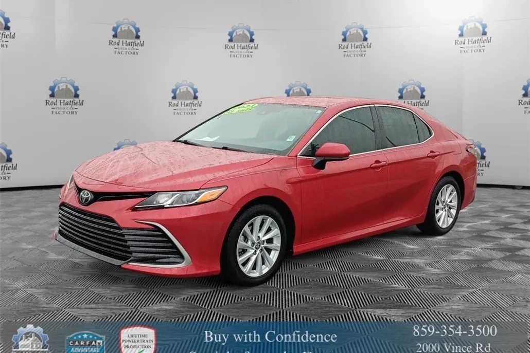 2023 Toyota Camry LE photo 1
