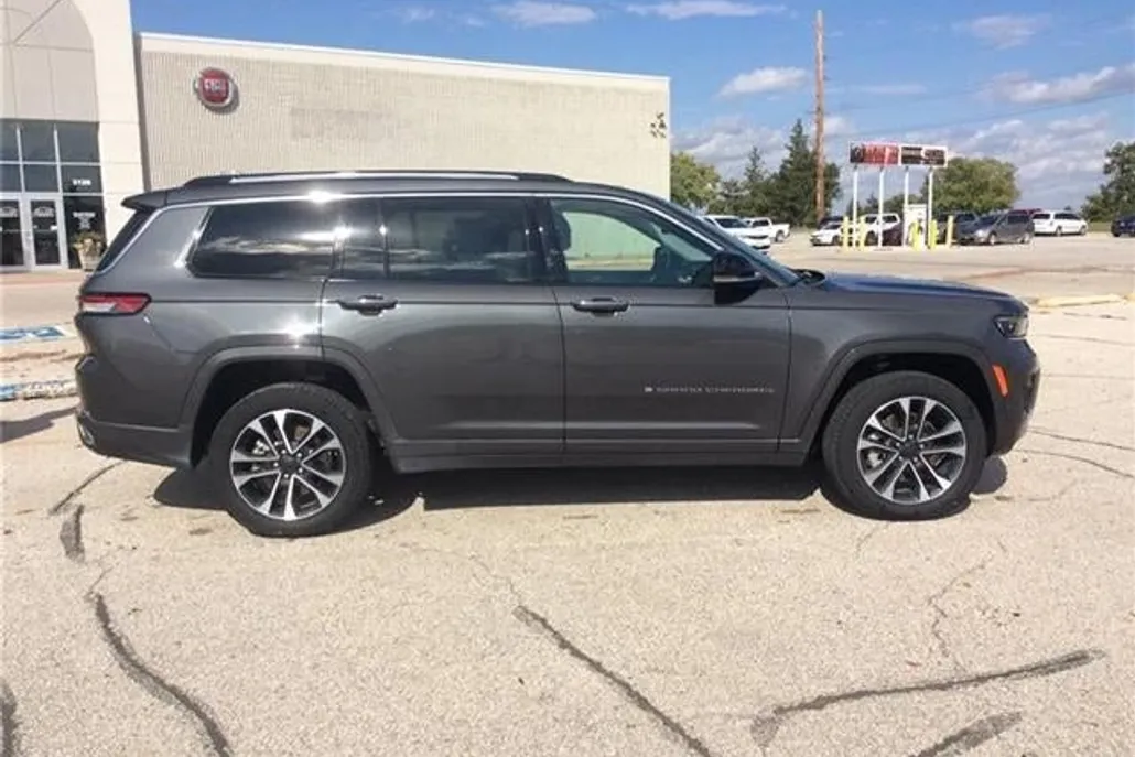 2022 Jeep Grand Cherokee Overland photo 1