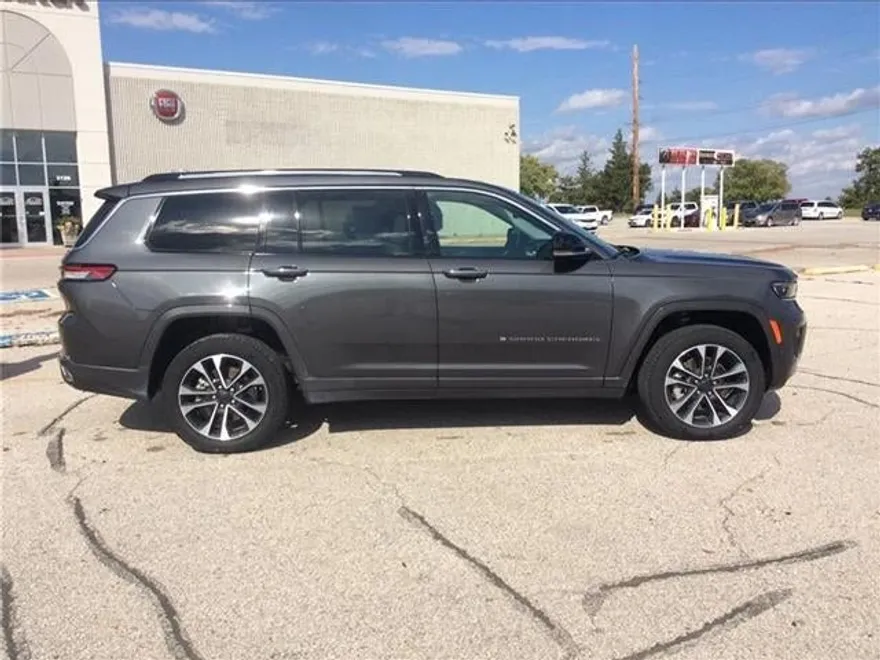 2022 Jeep Grand Cherokee Overland photo 1