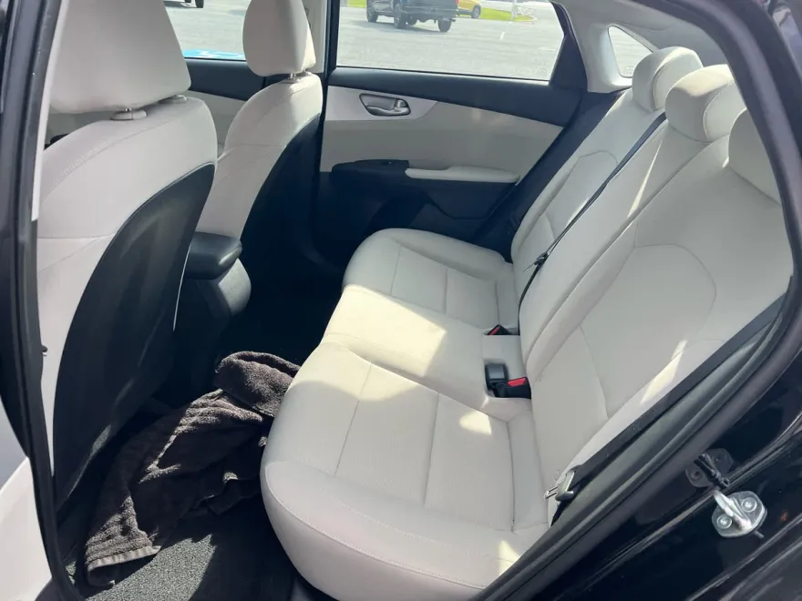2023 Kia Forte LXS photo 1