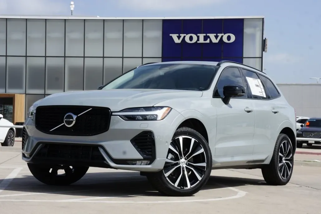 2025 Volvo XC60 B5 Plus photo 1