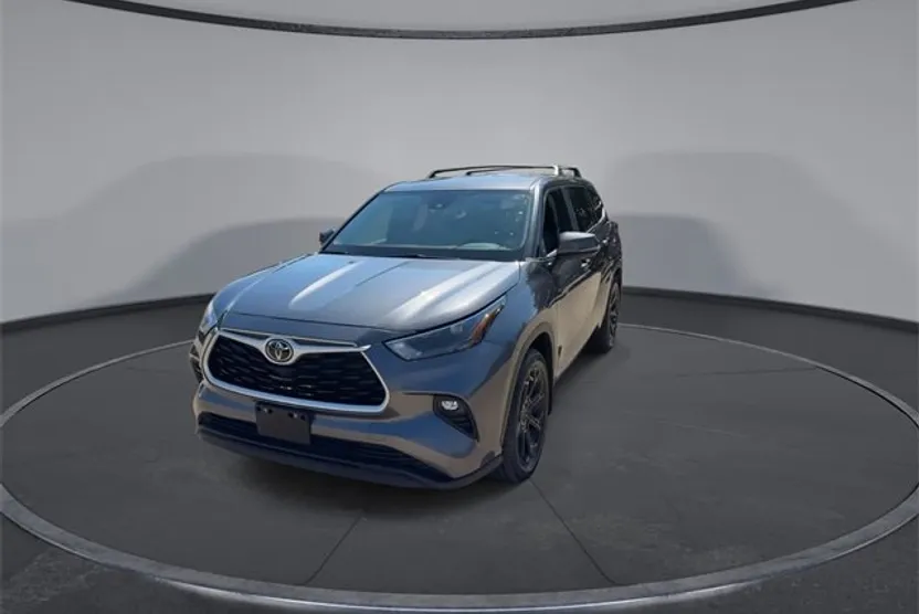2023 Toyota Highlander LE photo 1