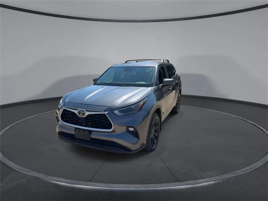 2023 Toyota Highlander LE photo 1