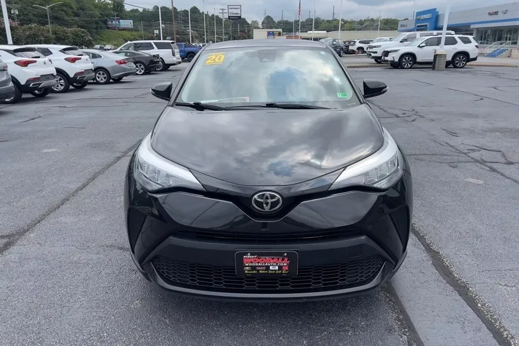 2020 Toyota C-HR LE photo 1