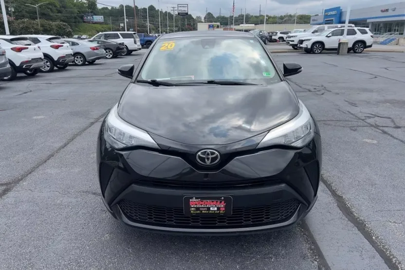 2020 Toyota C-HR LE photo 1