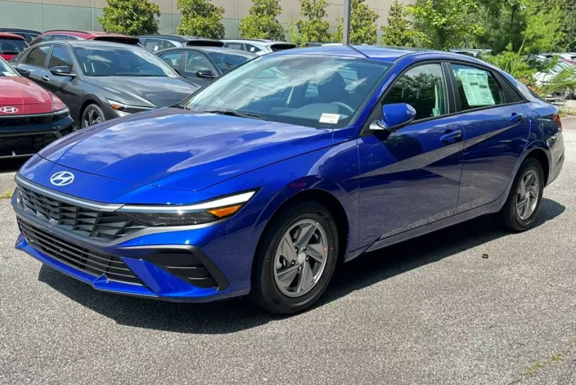 2025 Hyundai Elantra SE photo 1
