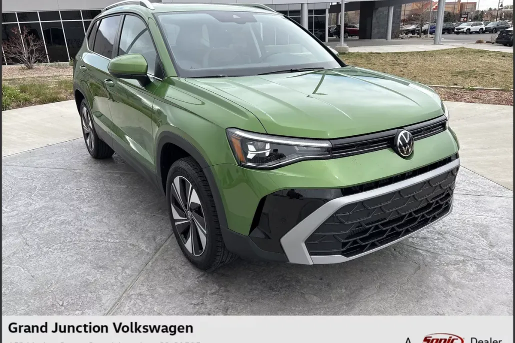 2025 Volkswagen Taos SE photo 1