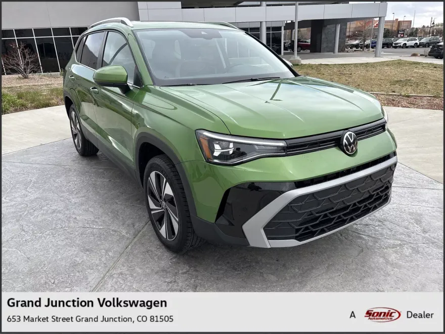 2025 Volkswagen Taos SE photo 1