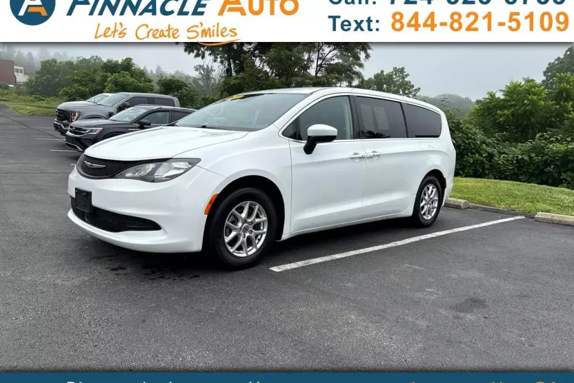 2023 Chrysler Voyager LX photo 1