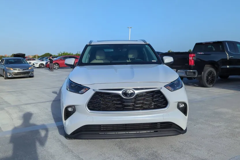 2022 Toyota Highlander XLE photo 1