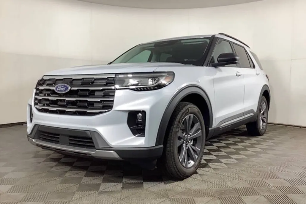 2025 Ford Explorer photo 1