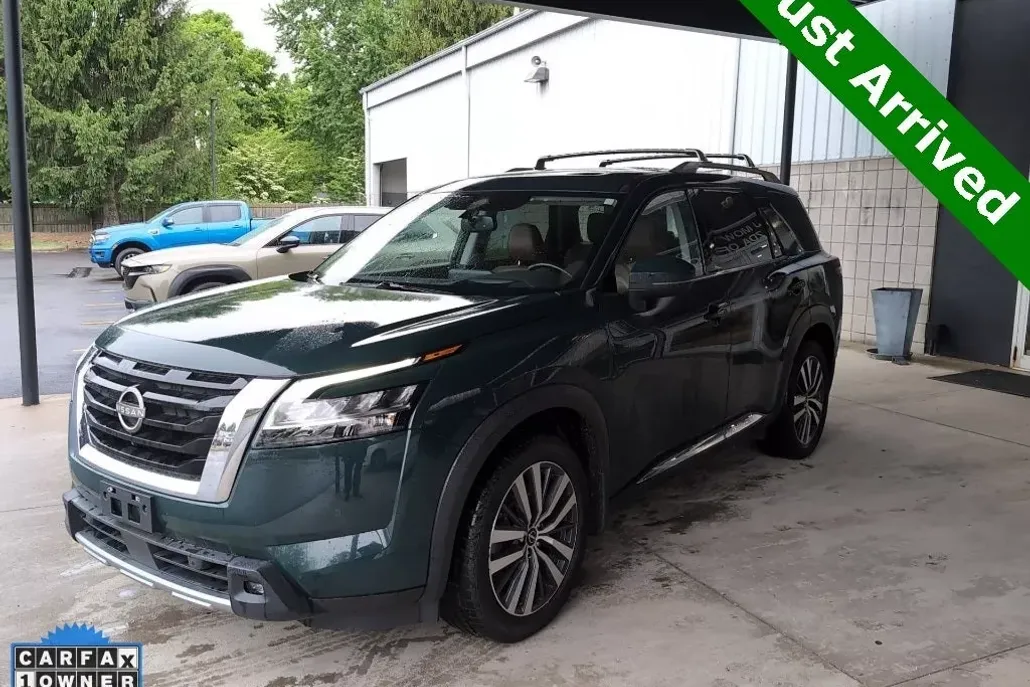 2022 Nissan Pathfinder Platinum photo 1
